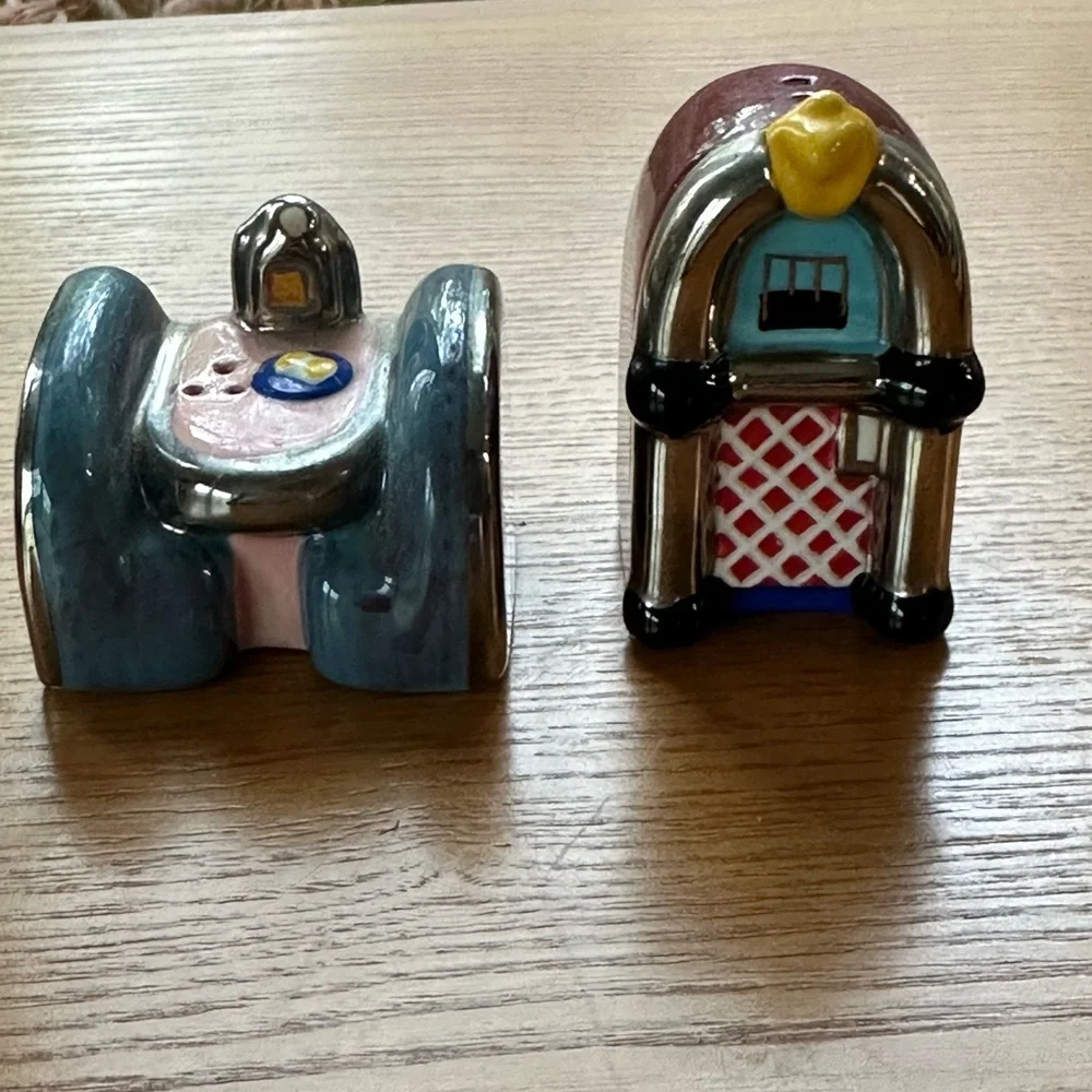 Jenny Berta Collectibles Salt Pepper Shaker Jukebox Set VGUC